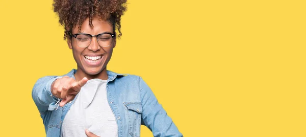 Hermosa Mujer Afroamericana Joven Con Gafas Sobre Fondo Aislado Riéndose —  Fotos de Stock