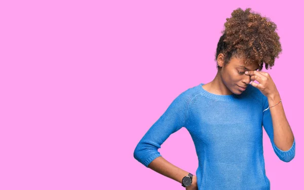 Hermosa Mujer Afroamericana Joven Sobre Fondo Aislado Cansado Frotando Nariz — Foto de Stock