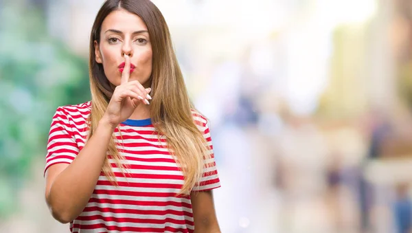 Mujer Hermosa Joven Mirada Casual Sobre Fondo Aislado Pidiendo Estar — Foto de Stock