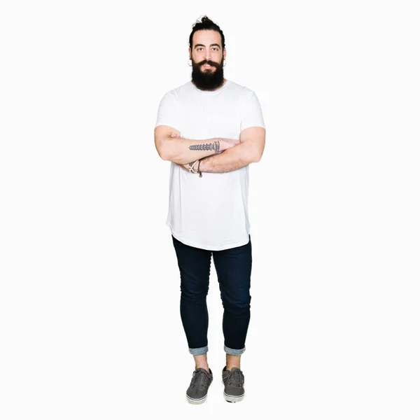 Jeune Homme Hipster Aux Cheveux Longs Barbe Portant Shirt Blanc — Photo