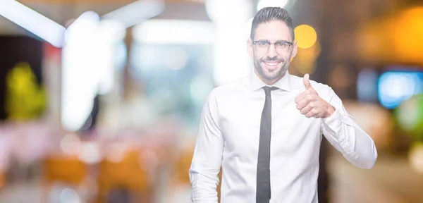 Junger Gutaussehender Geschäftsmann Mit Brille Vor Isoliertem Hintergrund Der Mit — Stockfoto