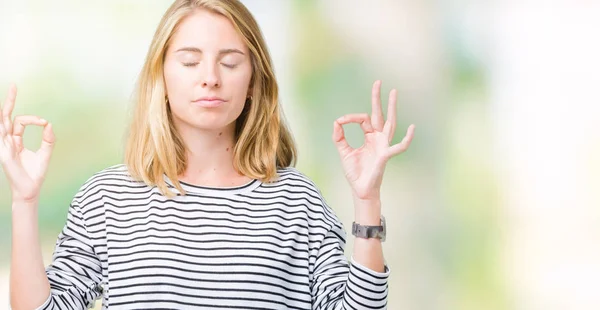 Mulher Bonita Usando Listras Suéter Sobre Fundo Isolado Relaxar Sorrir — Fotografia de Stock