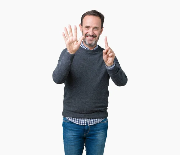 ハンサムな中年シニアの男性は 孤立した背景の上にセーターを着て 自信を持って幸せに微笑んでいる間 指を6番を指している — ストック写真