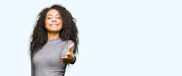 Junges Schönes Mädchen Mit Lockigem Haar Das Freundlich Lächelt Und — Stockfoto