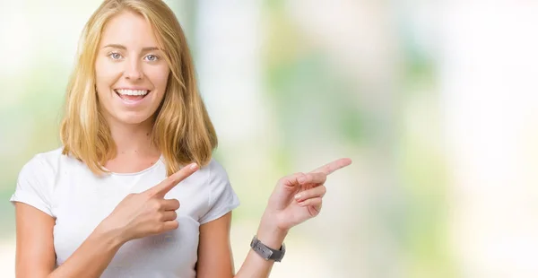 Mulher Bonita Vestindo Camiseta Branca Casual Sobre Fundo Isolado Sorrindo — Fotografia de Stock