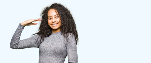 Menina Bonita Nova Com Cabelo Encaracolado Gesticulando Com Mãos Mostrando — Fotografia de Stock