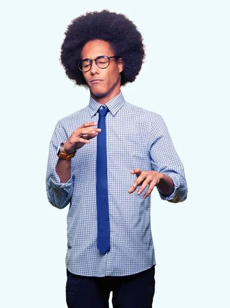 Junger Afrikanisch Amerikanischer Geschäftsmann Mit Afro Haaren Und Brille Angeekelten — Stockfoto