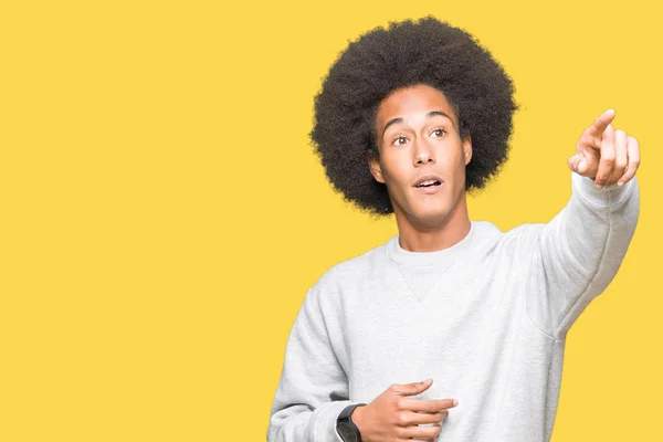 Joven Afroamericano Con Pelo Afro Vistiendo Sudadera Deportiva Señalando Con —  Fotos de Stock