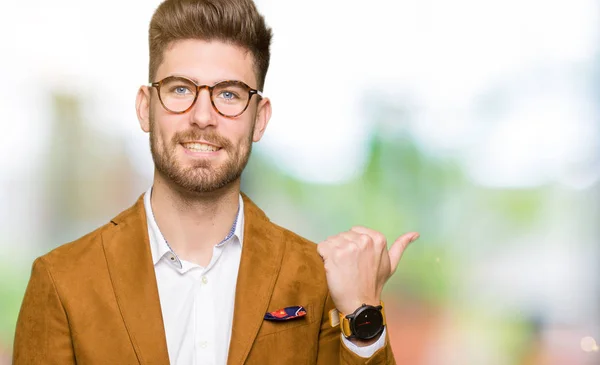 Junger Gutaussehender Geschäftsmann Mit Brille Der Mit Glücklichem Gesicht Lächelt — Stockfoto
