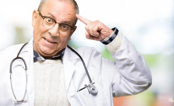 Bonito Médico Sênior Vestindo Casaco Médico Sorrindo Apontando Para Cabeça — Fotografia de Stock