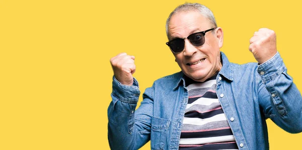 Красивый Пожилой Человек Джинсовой Куртке Солнечных Очках Счастлив Взволнован Делая — стоковое фото