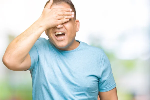 Arabischer Mann Mittleren Alters Blauem Shirt Vor Isoliertem Hintergrund Lächelnd — Stockfoto