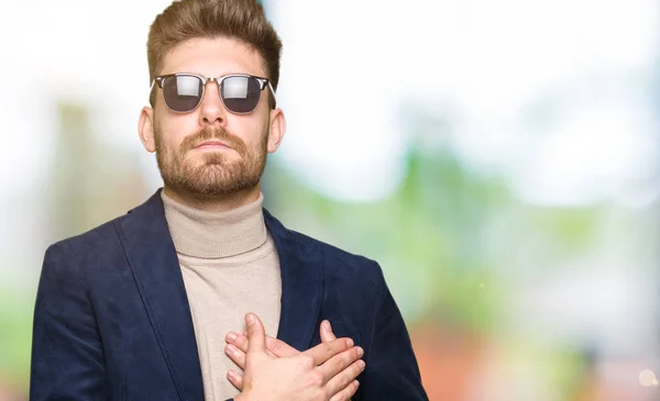 Joven Hombre Guapo Elegante Con Gafas Sol Sonriendo Con Las — Foto de Stock