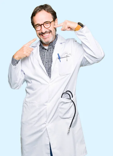Μέση Ηλικία Άνδρες Γιατρός Φορώντας Ιατρική Παλτό Χαμογελώντας Αυτοπεποίθηση Δείχνοντας — Φωτογραφία Αρχείου
