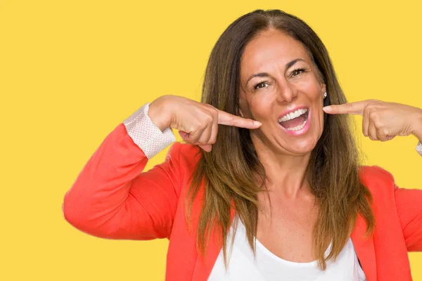 Mooie Middenleeftijd Volwassen Zakenvrouw Geïsoleerde Achtergrond Glimlachend Vertrouwen Tonen Wijzen — Stockfoto