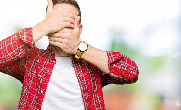 Hombre Guapo Con Camisa Casual Cubriendo Los Ojos Boca Con —  Fotos de Stock