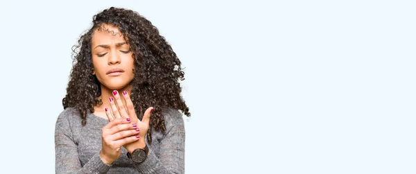 Mujer Hermosa Joven Con Pelo Rizado Usando Suéter Gris Sufrimiento — Foto de Stock