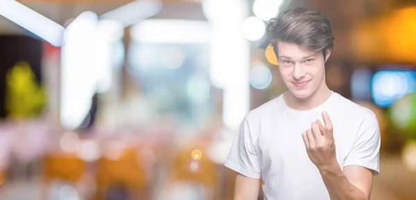 Joven Hombre Guapo Vistiendo Casual Camiseta Blanca Sobre Fondo Aislado —  Fotos de Stock