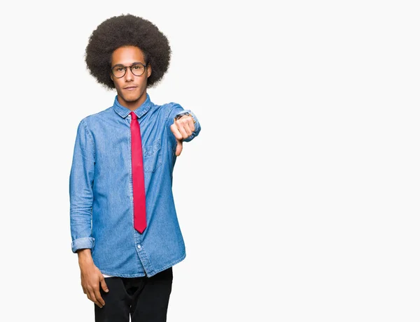 年轻的非洲裔美国商人戴着非洲头发 戴着眼镜 戴着红色领带 看上去很不高兴 愤怒地表现出拒绝和消极的大拇指向下的手势 错误的表达 — 图库照片