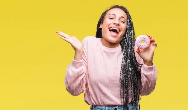 Junge Afrikanisch Amerikanische Mädchen Essen Rosa Donut Vor Isoliertem Hintergrund — Stockfoto
