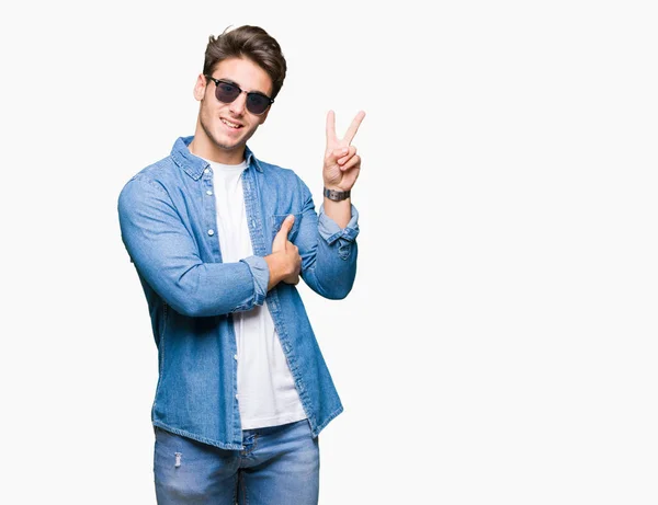 Joven Hombre Guapo Con Gafas Sol Sobre Fondo Aislado Sonriendo —  Fotos de Stock