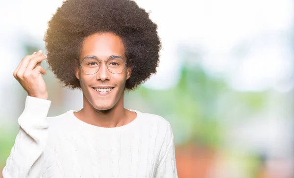 Молоді Афроамериканець Людина Афро Волосся Окулярах Роблять Італійський Жест Рук — стокове фото