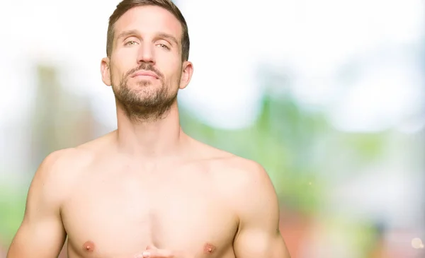 Hombre Guapo Sin Camisa Mostrando Pecho Desnudo Las Manos Juntas — Foto de Stock