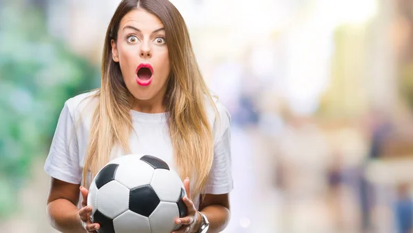 Junge Schöne Frau Hält Fußball Über Isoliertem Hintergrund Erschrocken Mit — Stockfoto