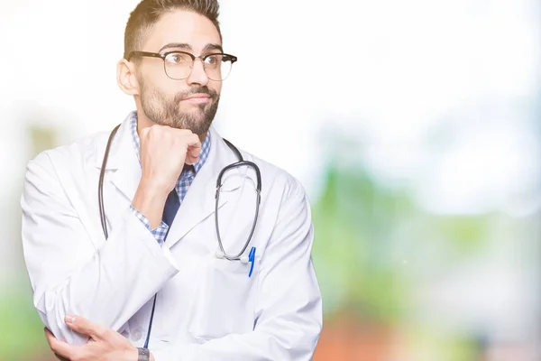 Bonito Jovem Médico Homem Sobre Fundo Isolado Com Mão Queixo — Fotografia de Stock