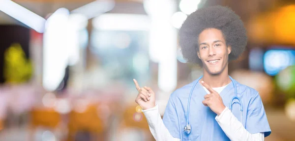 Giovane Medico Afro Americano Uomo Con Capelli Afro Sorridente Guardando — Foto Stock