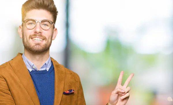 Der Junge Gutaussehende Geschäftsmann Mit Brille Lächelt Mit Glücklichem Gesicht — Stockfoto