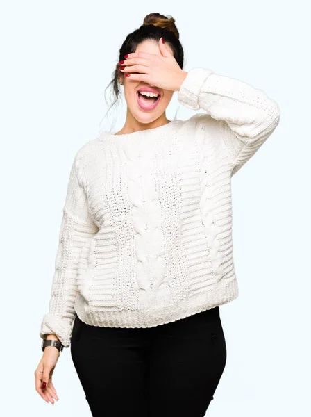 Młoda Piękna Kobieta Noszenia Zimą Sweter Uśmiech Śmianie Się Rąk — Zdjęcie stockowe