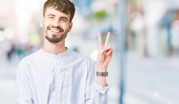 Joven Hombre Negocios Guapo Sobre Fondo Aislado Sonriendo Con Cara — Foto de Stock