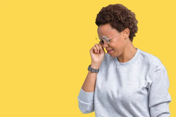 若い美しいのアフリカ系アメリカ人の女性は泣きながら手で顔を覆っている悲しい式分離背景に眼鏡をかけてします うつ病の概念 — ストック写真