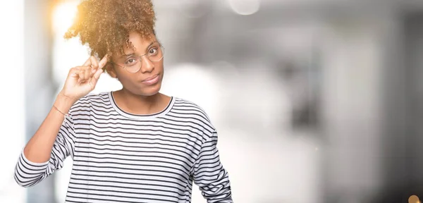 Linda Jovem Afro Americana Vestindo Óculos Sobre Fundo Isolado Sorrindo — Fotografia de Stock