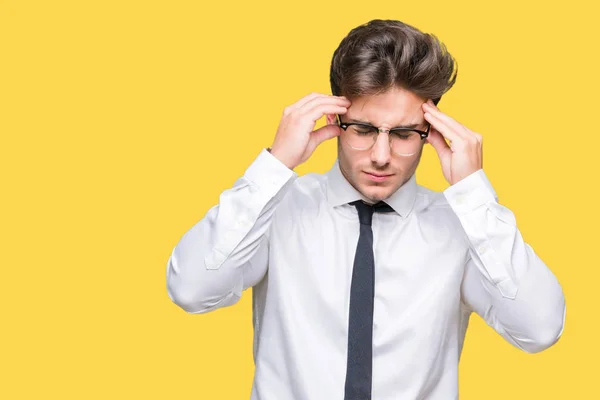 Młody Biznesmen Okularach Białym Tle Ręki Głowie Ból Głowie Stres — Zdjęcie stockowe