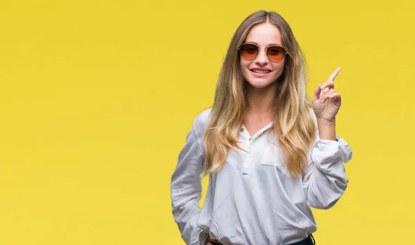 Junge Schöne Blonde Frau Mit Sonnenbrille Über Isoliertem Hintergrund Mit — Stockfoto