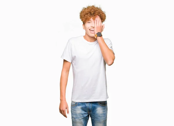 Mladý Pohledný Muž Afro Vlasy Nosí Ležérní Bílé Tričko Zahrnující — Stock fotografie