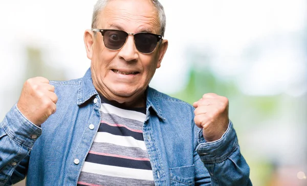 Beau Senior Portant Une Veste Denim Des Lunettes Soleil Célébrant — Photo