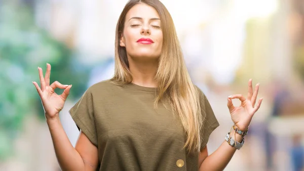 Giovane Bella Donna Sfondo Isolato Stupito Sorridente Alla Fotocamera Mentre — Foto Stock