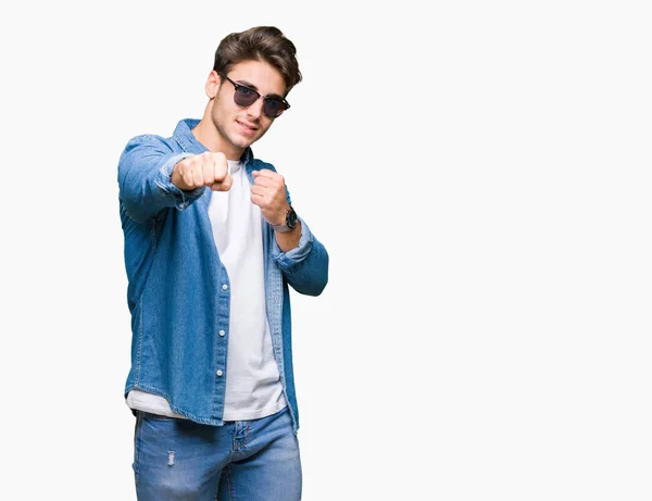Junger Gutaussehender Mann Mit Sonnenbrille Über Isoliertem Hintergrund Schläge Mit — Stockfoto