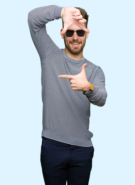 Junger Gutaussehender Mann Mit Sonnenbrille Lächelnd Mit Händen Und Fingern — Stockfoto