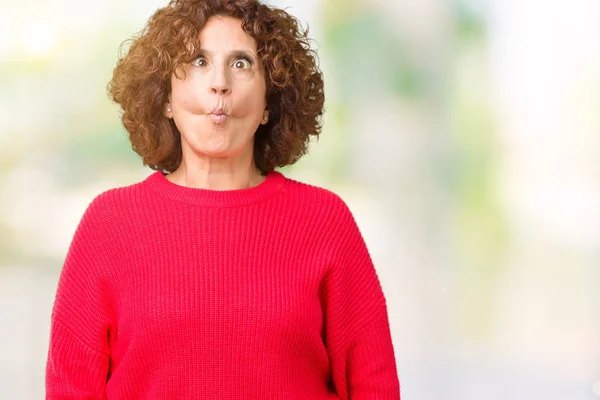 Schöne Seniorin Mittleren Alters Roter Winterpullover Über Isoliertem Hintergrund Fischgesicht — Stockfoto