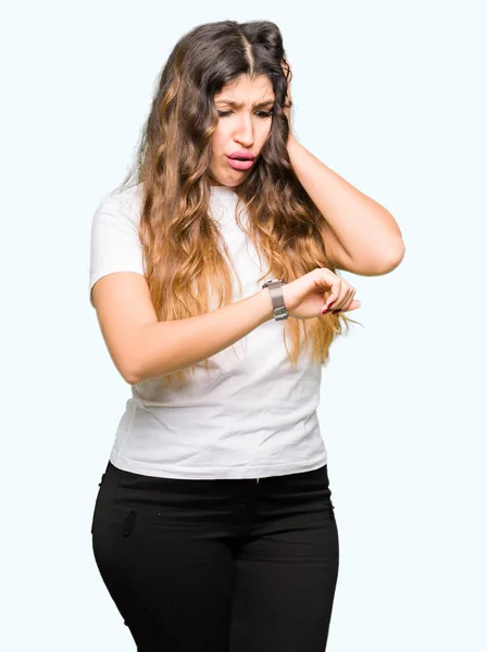 Junge Schöne Frau Trägt Legeres Weißes Shirt Schaut Besorgt Auf — Stockfoto