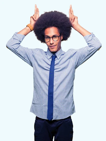 포즈로 재미와 머리에 손가락으로 안경을 아프로 머리를 아프리카계 미국인 비즈니스 — 스톡 사진