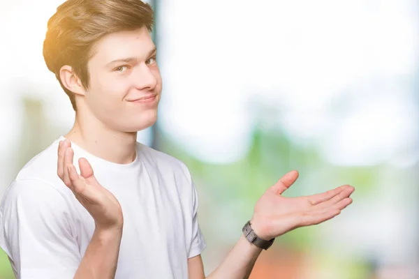 Joven Hombre Guapo Con Camiseta Blanca Casual Sobre Fondo Aislado —  Fotos de Stock