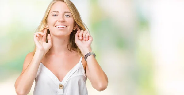 Piękna Młoda Kobieta Białym Tle Smiling Ciągnąc Uszy Palcami Śmieszne — Zdjęcie stockowe