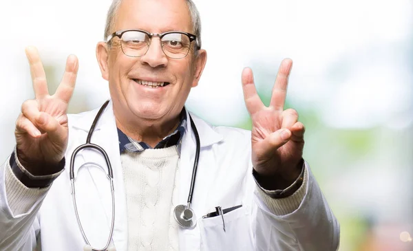 Hombre Guapo Médico Senior Con Abrigo Médico Sonriendo Mirando Cámara — Foto de Stock