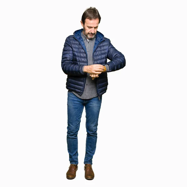 Orta Çağ Yakışıklı Adam Kış Ceket Giyiyor Bilek Saatindeki Saati — Stok fotoğraf