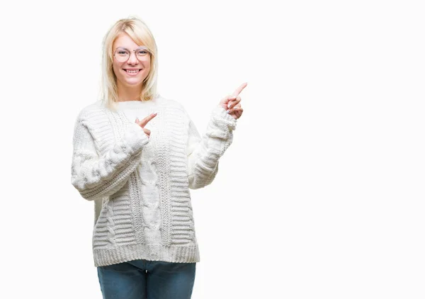 Jovem Mulher Loira Bonita Vestindo Suéter Inverno Óculos Sobre Fundo — Fotografia de Stock
